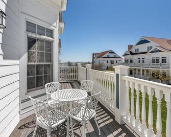A Glorious Getaway Sheboygan - Blue Harbor Condo - Sheboygan - Balcony