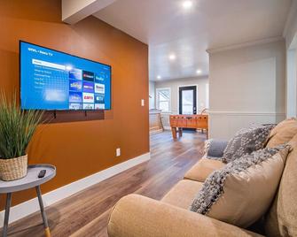Hot Tub, Firepit, 2 King Beds, Game Room - Hawley - Living room