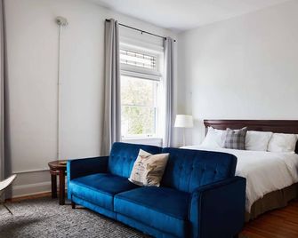 Great downtown location and easy check in! - Toledo - Bedroom