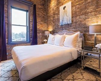 Hip Urban Loft - Small Town Charm -124 Lofts #3 - West Dundee - Bedroom