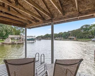 Quiet lakefront cottage a perfect oasis for relaxing with family and friends - Mabank - Patio