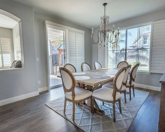 Luxury Getaway with Heated Pool and Hot Tub - Lincoln - Dining room