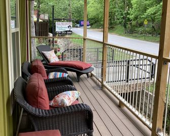 Treehouse Village - Eureka Springs - Balcón