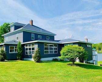 Elk Mountain Estate Lake Front Lodge Sleeps 20 Just 3 Miles From Ski Resort!!! - Union Dale - Edificio