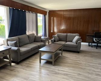 Full 2 bedroom 1bath house - Kamloops - Living room