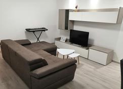 Modern Apartment with Large Outdoor Area - Sleeps 7, Close to Malta International Airport - Luqa - Living room