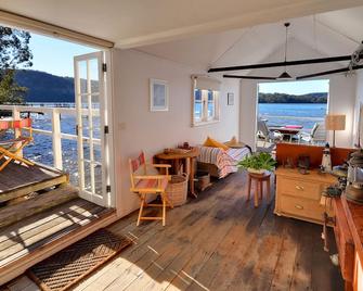 An idyllic haven, an hour from the CBD, ready to explore - Brooklyn - Living room