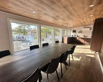 Welcome to HoneyScape - Newly Renovated 5 Bedroom Cottage - Port Severn - Comedor
