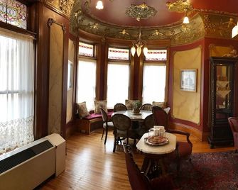 The Redstone Inn and Suites - Dubuque - Lobby