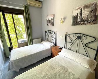 Hostal Residencia Fernandez - Madrid - Bedroom