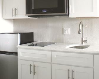 Beautifully Updated, Fully Furnished Studio Condo In the heart of Dallas - Dallas - Kitchen