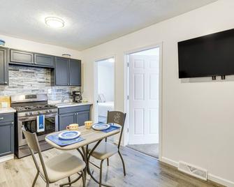 Walkable Barberton Apartment 9 Mi to Akron! - Barberton - Kitchen