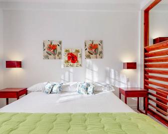 Two open, tropical studios w/ WiFi, partial AC & great location near the beach - Caye Caulker - Bedroom