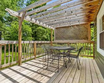 The Peacock House - Close to Restaurants and Shops - Greensboro - Balcony