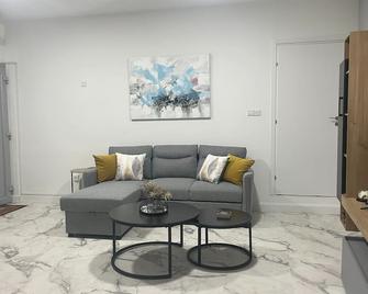 Phaedrus Living Limassol Downtown Habitat - Limassol - Pokój dzienny