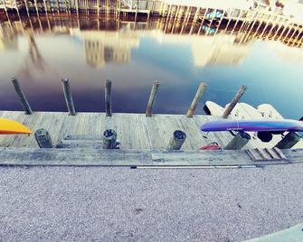 Lagoon front and minutes to beach! - Stafford - Outdoors view