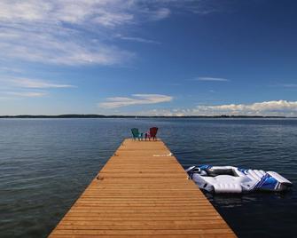 Home of 1000 Island#1-Directly on STL river, private beach & FREE boat docking - Gananoque