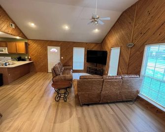 Hill Creek Cabin 2 Minutes from Marina and boat ramp on Greers Ferry Lake - Edgemont - Living room