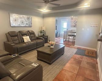 Short term lease/Fully Furnished Home with utilities. - Blytheville - Wohnzimmer