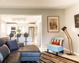Private Cottage with Spa and Amazing Lake Views - Queenstown - Living room