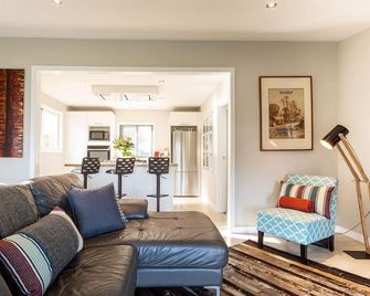 Private Cottage with Spa and Amazing Lake Views - Queenstown - Sala de estar