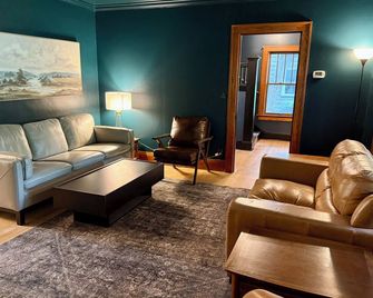 The Wright House, A Stunning, Big, 4-Bedroom In Warren, Century Home Restored! - Warren - Wohnzimmer