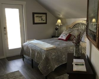 Charming Farmhouse Loft with access to hot tub. - Claremore