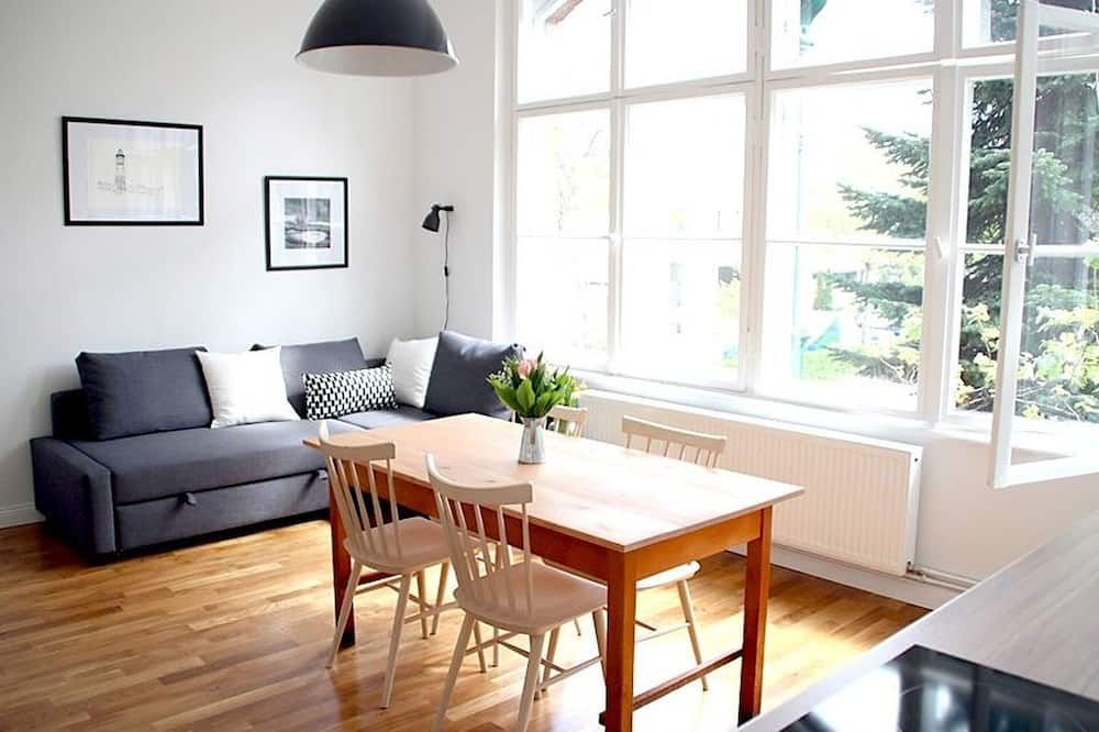 Family-friendly 2-room apartment with bath, living room and open kitchen - برلين - غرفة طعام
