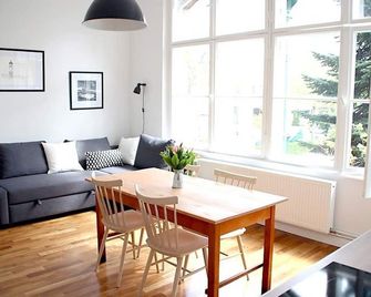 Family-friendly 2-room apartment with bath, living room and open kitchen - برلين - غرفة طعام