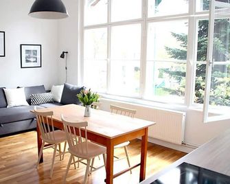 Family-friendly 2-room apartment with bath, living room and open kitchen - برلين - غرفة طعام