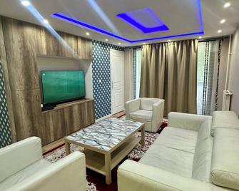 A modern well-designed apartment with elegant touches. - Roissy-en-Brie - Salon