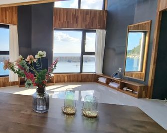 Aura Butik - Ulleung - Comedor