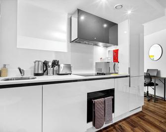 NEW Styled Beautifully Birmingham City One Bed Apartment Sleeps up to 4 People - Birmingham - Kitchen