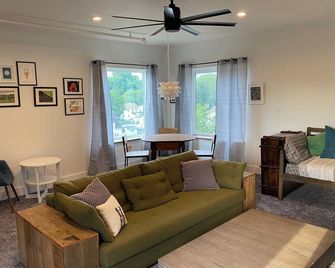 Modern penthouse suite in a restored grain tower with private roof deck. - Warwick - Soggiorno