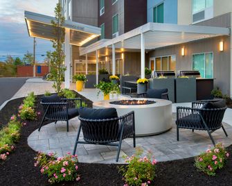 TownePlace Suites by Marriott Portland Airport ME - South Portland - Innenhof