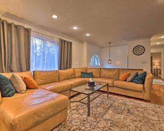 Resort Perks and Lake Access Poconos Retreat - Pocono Summit - Sala de estar
