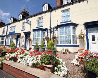 Meadows Way Guest House - Uttoxeter - Building
