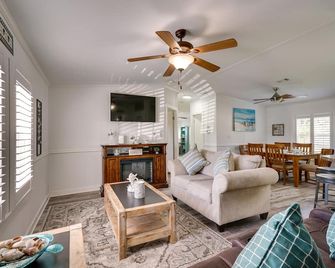 Sunny Fort Myers Home w/ Screened-in Porch & Grill - Fort Myers - Sala de estar