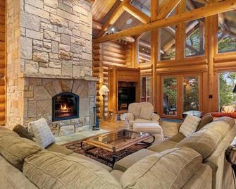 Luxury Lake Michigan Retreat with Unmatched Sunset Views - Ellsworth - Sala de estar