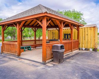 2 Queen Beds with Kitchenette - Snyder - Innenhof