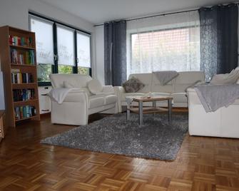 Spacious holiday home with a large garden at the mouth of the Weser and the North Sea - Nordenham - Wohnzimmer