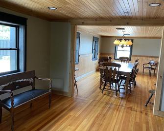 4 BR Barndominium by the mountains 15 min from Carlisle - Shippensburg - Dining room