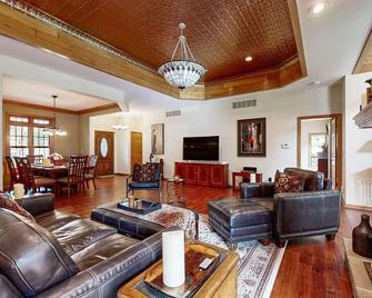 Stunning home w/ hot tub, wet bar, theater room, pool table, near golf & lakes - Arkdale - Sala de estar
