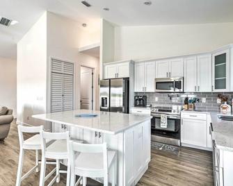 Tampa House w/ Patio, Near Downtown & Beaches! - Tampa - Kitchen