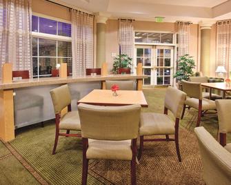 La Quinta Inn & Suites by Wyndham Winston-Salem - Winston-Salem - Lobby