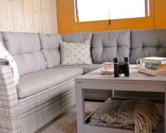 Sustainable Coastal Retreat: Luxury Glamping Safari Tent - Sleeps 6! - Saint Peter Port - Living room