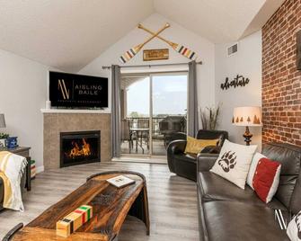 Hudson Pointe | Top Floor | Pool | Hot Tub | Gym - Invermere - Huiskamer