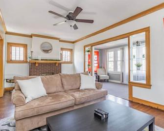 Home of the Braves - Bradley Campus Suite - Peoria - Living room