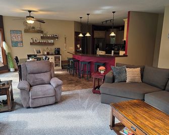 Luxury 5 BR home on private wooded lot near QC, w/hot tub, rec & fitness room - Geneseo - Living room