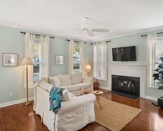 Freshly Painted -Saltwater Retreat! Close to Parris Island/Sands Beach! - Port Royal - Living room